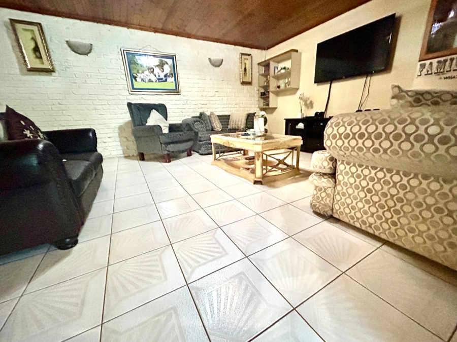 5 Bedroom Property for Sale in Beacon Bay Eastern Cape